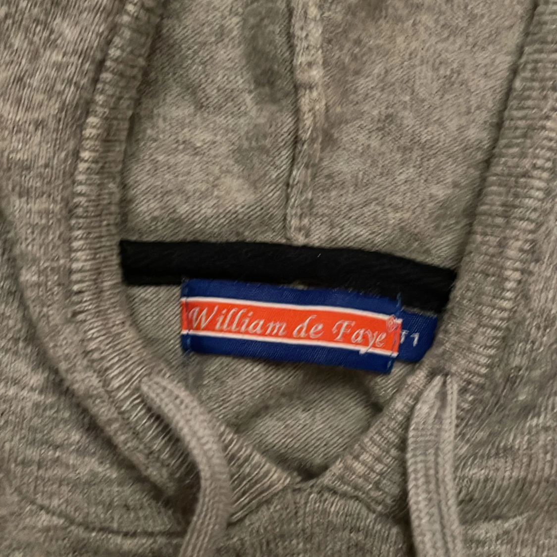 Grå kashmir hoodie från William de Faye - 90