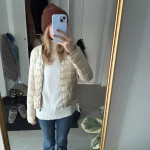 Beige dunjacka från Moncler - Så snygg jacka, har inte kvar äkthetsbeviset men har fått den verifierad genom hemsidan. 🩷🩷Storlek 14 kids (xs/s)