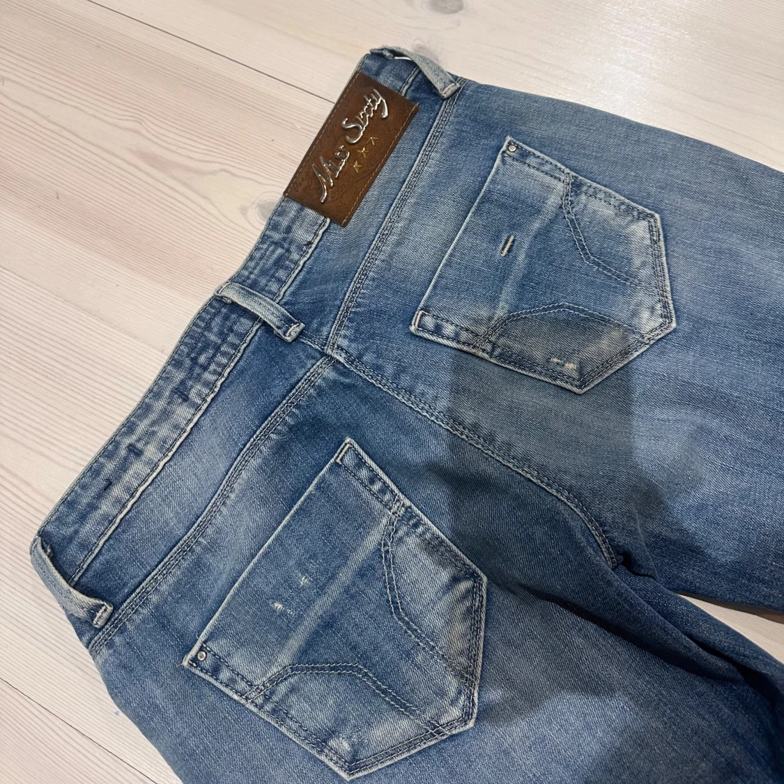 Blå jeans med slitningar - 2