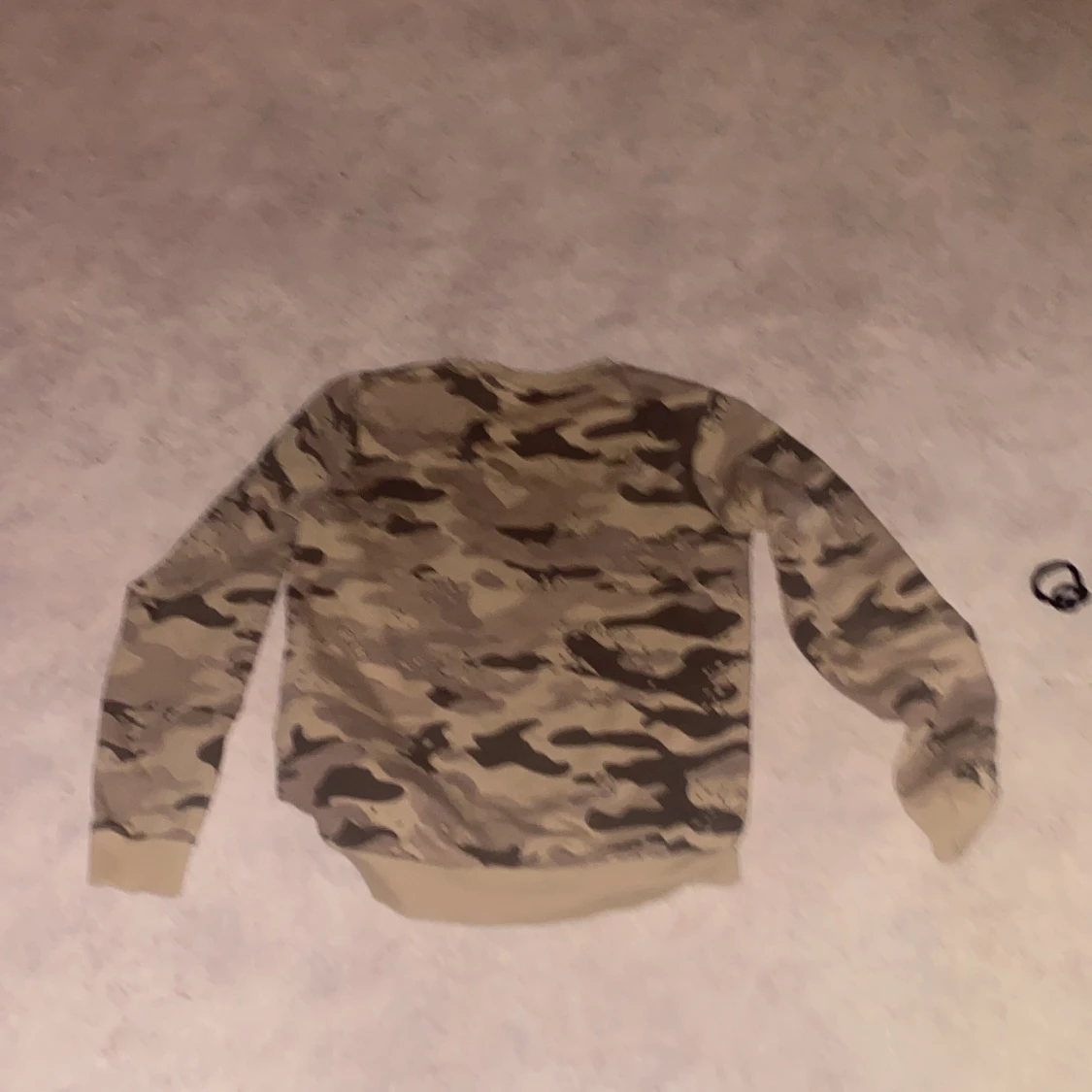 Camouflage tröja från Guess den kommer tvättad den är köpt för 500 - 90