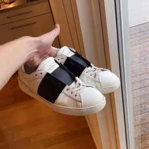 Valentino skor - Säljer nu mina fräscha Valentino Opens då jag har köpt nya, de är i storlek 42, skick är 9/10! Priset är absolut inte hugget i sten så tveka inte på och höra av dig!