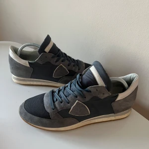 Philippe model trainers - Ett par skit snygga runners. Passar perfekt till vintern. Har tyvärr ingen box därav det billiga priset. Hör av dig vid frågor! //Tom❄️