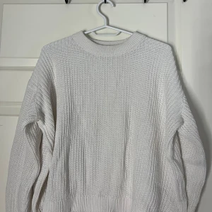 Vit stickad tröja  - Säljer en vit stickad tröja från lager 157