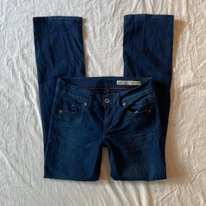 Lågmidjade jeans - Bra skick! Mått: midjemått rakt över 38-42 (stretch) grenhöjd 20 benöppning 20 innerbenslängd 81,5cm💗 jag är 180 och brukar ha 38/m, passar någon runt 173-177