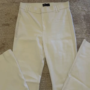 ZARA vita kostymbyxor  - de är rätt så använda och smutsiga, säljer pga de går inte till användning 