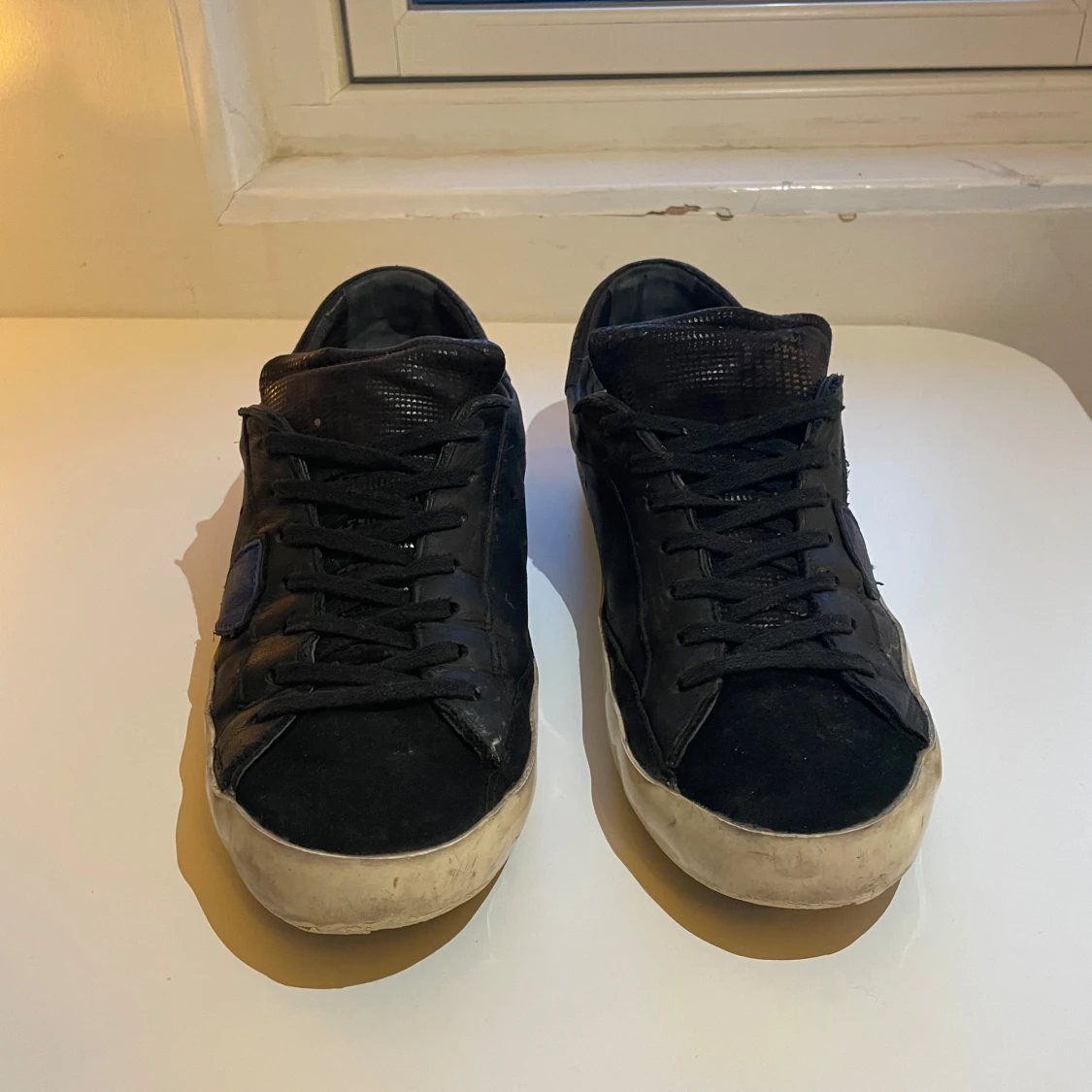 Svarta Philippe modeles med blå logga  - 90