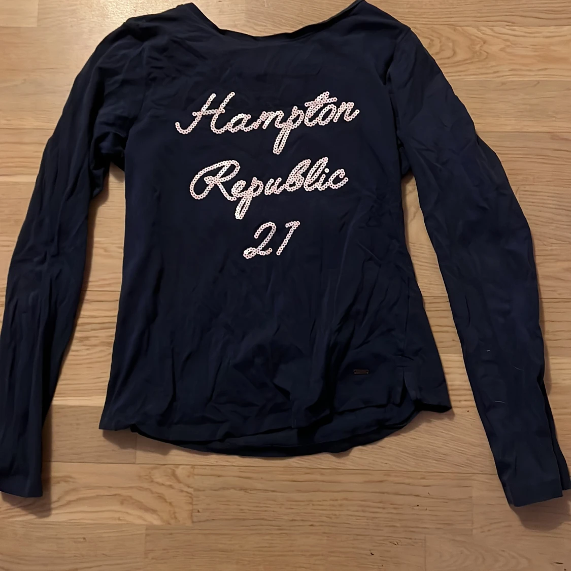 Mörkblå långärmad tröja från Hampton Republic