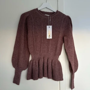 Oanvänd stickad tröja - Helt ny tröja från Only. I gammelrosa fråg med volanger och mönster. Prislappen är kvar.