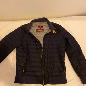 Parajumper jacka - Jag säljer en riktigt fin  parajumper höst/vinter jacka. Inte använd alls mycket så skicket är en 9,5/10, dock har den en micro skada som knappt syns. Syns på sista bilden. Skulle även säga att den passar både stolek M och S. Priset kan diskuteras. Gratis frakt just nu!!
