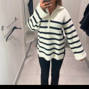 Randig stickad tröja  - Säljer denna tröjan med dragkedja från H&M. Superskön men kommer tyvärr inte till användning. 💓