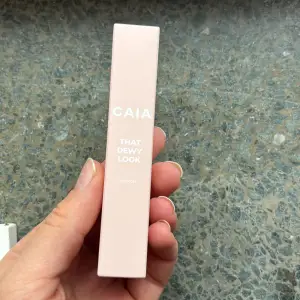 Säljer en CAIA That Dewy Look Eye Gloss. Den kommer i en ljusrosa tub med en mjuk applikator för enkel applicering. Perfekt för att ge ögonen en glansig och fräsch look. Aldirg använd.