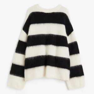 Randig Mohair tröja - Intressekoll på min Mohair tröja som är slutsåld. Köpt på hm och är i bra skick. Nypris 799. Hör av er för egna bilder.🩷