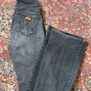 Bootcut jeans retro - Bootcut jeans från Wrangler i bra skick, inga defekter. Normalhöga  Dom är ”Stone washed” Jätte stretchiga Midja 31cm Innerbenslängd 80cm Bredd nere 24cm