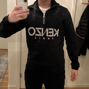 Kenzo pike  - Svart kenzo piké. Stilren och använd 2-3 gånger.