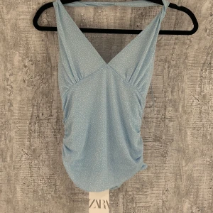 Ljusblå prickig topp - Så söt halterneck topp från Zara med prislappen kvar. Den är perfekt till sommaren. 