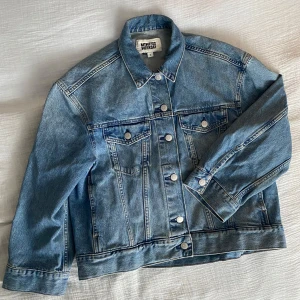 Jeansjacka från Weekday - Snygg blå jeansjacka från Weekday i storlek XS. Lite oversized design med knappar framtill och två bröstfickor.
