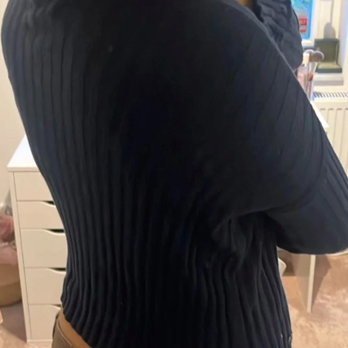 Svart ribbad tröja med v-ringning - 90