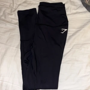 Svarta leggings från Gymshark - Säljer dessa gymshark tights helt nya fick i julklapp men passar ej .Materialet är stretchigt och bekvämt. Det är Scrunch i backen.