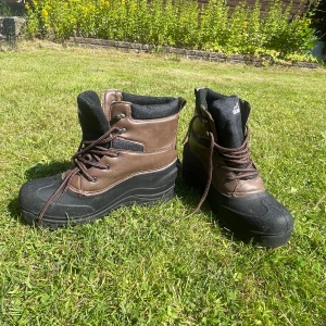 Bruna vattentäta boots från BLWR - Säljer ett par robusta bruna boots från BLWR. De är vattentäta och har snörning för en säker passform. Perfekta för utomhusaktiviteter i alla väder.