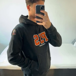 Svart hoodie från Parajumpers - Säljer en parajumper hoodie köpt ifrån Kids brand store. Den är i storlek Y-L. Den är i bra skick, endast använd ett par gånger. Dessutom med en fungerade QR-kod som leder till parajumpers hemsida. 