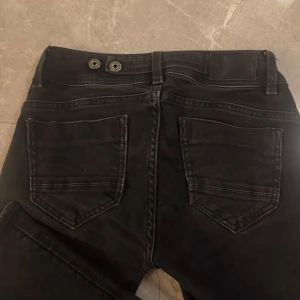 Svarta bootcut jeans från G-Star RAW - Snygga svarta bootcut jeans från G-Star RAW men köpta från Zalando, har används några gånger men inga defekter på jeansen. Storleken på jeansen är 26/32.