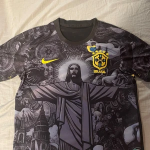 jesus brasil nike tröja - En snygg fotbolls tröja jag har haft den i 2-3 veckor och har knappast använt den så den är ungefär ny. Vid snabb afärr kan jag gå ner på priset.