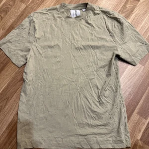 Beige/grön t-shirt  - Enkel och stilren beige/lite ljusgrön t-shirt från Collusion i storlek M. Oanvänd! 