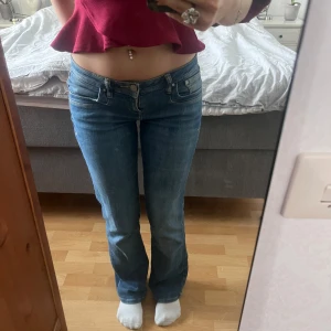 Blå jeans från LTB - Hej! Säljer mina snygga blå ”Valerie”- jeans från LTB.✨De har en låg midja och en bootcut-stil. Bra skick och perfekt längd för mig, jag är 165cm! Storlek: W28 L32. Köpta för 915kr. Kom gärna med prisförslag!💗