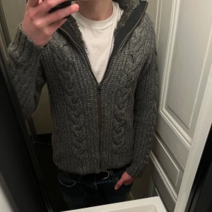 FODRAD CARDIGAN - Fodrad cardigan från GANT i 8/10 skick. Killen på bilden är 178cm 66kg. Storleken är M men passar S. Kan gå ner i pris vid snabb affär🙌🏽🙌🏽🙌🏽