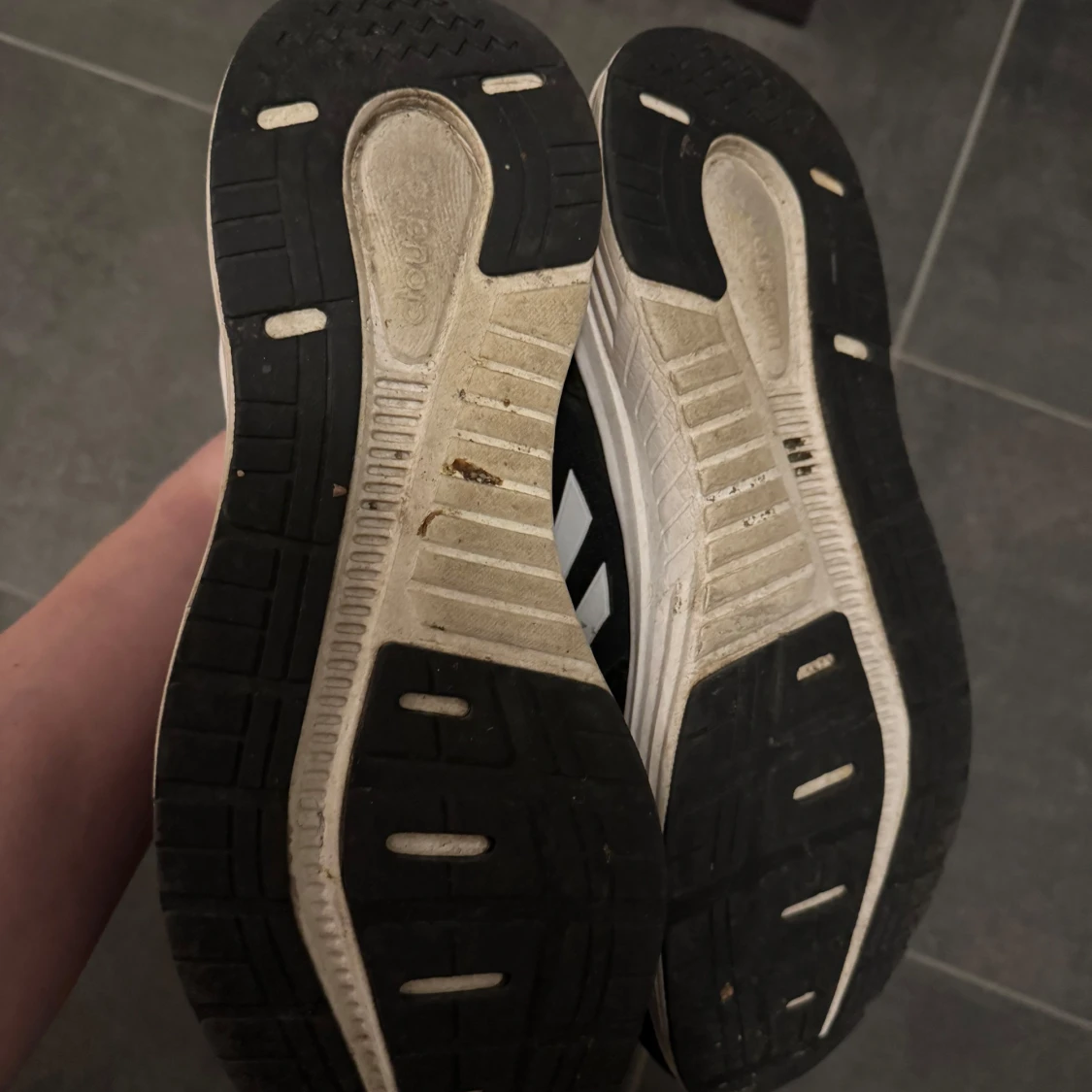 Svarta Adidas sneakers med vita detaljer - 92