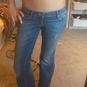 Blå bootcut jeans - Lånade bilder från tidigare ägare! Snygga blåa lågmidjade jeans!!! Omsydda till bootcut men är snyggt gjorda! BRA SKICK💕💕 säljer då de it passar mig