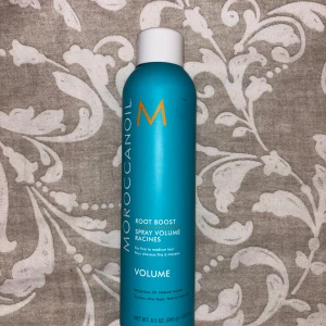 Moroccanoil Root Boost Spray - Moroccanoil Root Boost Spray för volym och fyllighet. Perfekt för fint till medeltjockt hår. Kommer i en blå flaska med vit kork och orange detaljer. Innehåller 250 ml. 