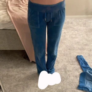 Blå mjukisbyxor från Juicy Couture - Säljer ett par blå mjukisbyxor från Juicy Couture i storlek XXS. Byxorna är i väldigt bra skick 💗💗