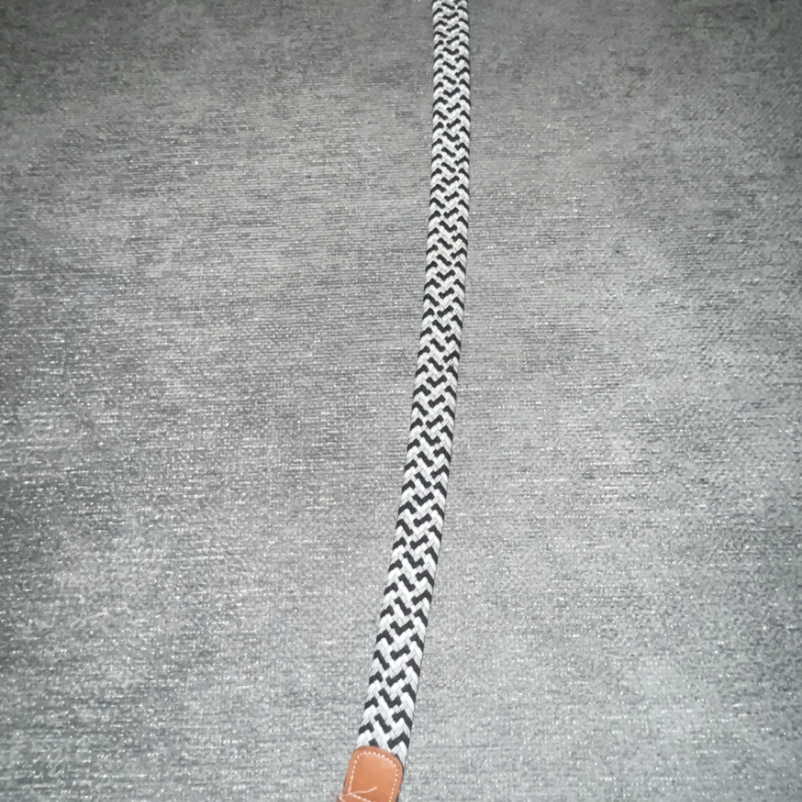 Svartvitt flätat bälte