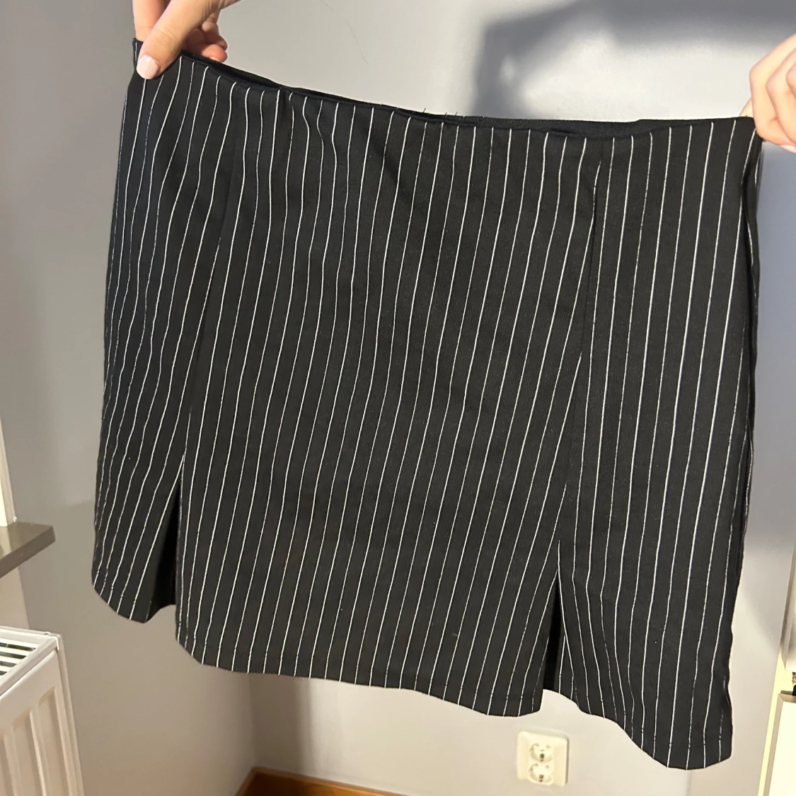 Svart kortkjol med vita ränder