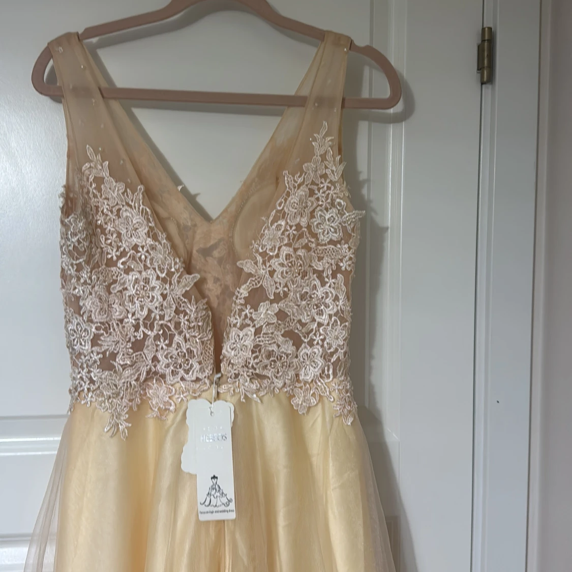 Champagnefärgad långklänning med spetsdetaljer - 92