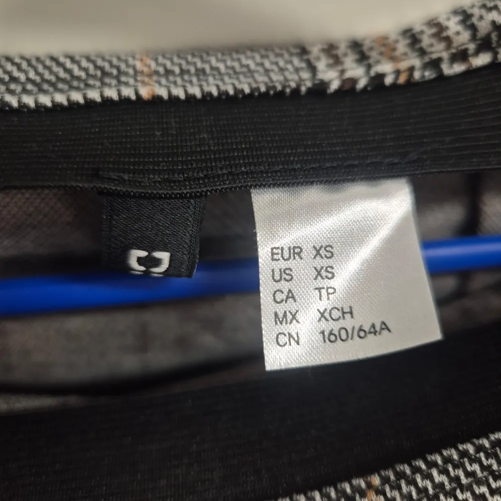 Kjolen har slits framtill. Använd 1 gång.. Hameet.