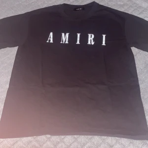 Svart t-shirt från Amiri - Den är i storlek M och passar inte mig. Är öppen att prata om priset.