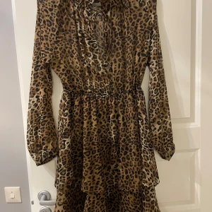 Leopard klänning  - Leopard klänning från NA-KD. Använd 1 gång 