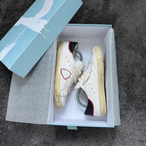 Philippe Model skor - Philippe Model skor | Anvönda väldigt lite | Storlek: 40 passar även 41 | Ingår: Har begränsat antal boxar, först till kvarn på boxen i bilden | Frakt spårbart via Postnord eller Instabox | Hör av dig om du har en fråga🙌🏼🤝