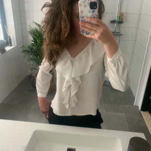 Jätte fin blus!! - Säljer denna jätte fina blus från Only. Stl. Xs. Fint skick, passar bra till vardags men fungerar lika bra till något finare!!