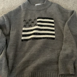 Flag shirt - Hej! Jag säljer denna tröja ifrån meet me there då jag inte använder den, den har använts 2 gånger, Storlek S skriv för föer bilder eller frågor❤️❤️ köptes för 500