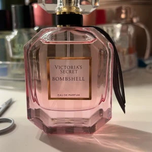 Victorias secret bombshell eau de parfym - Säljer denna jätte trendiga parfym som jag köpte i våras då den tyvärr inte är en parfym jag sträcker mig efter längre. Den är knappt använd och näst intill full som man ser. Doftnoter finns på dom 2 sista bilderna! Kommer utan förpackningen men kommer självklart vara bubbelplastad. Pris kan diskuteras.