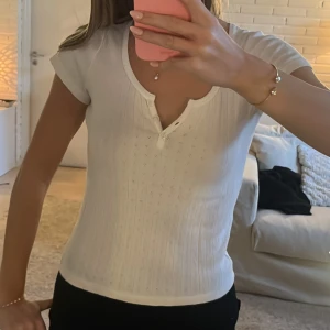 Topp från Brandy Melville - Så söt topp, använd fåtal gånger💕 står ingen storlek men skulle säga xs/s