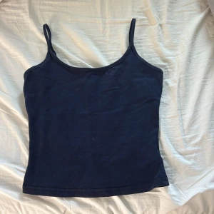 Marinblått linne - Marinblått linne i storlek XS, fint skick, säljes då det inte längre kommer till användning. 