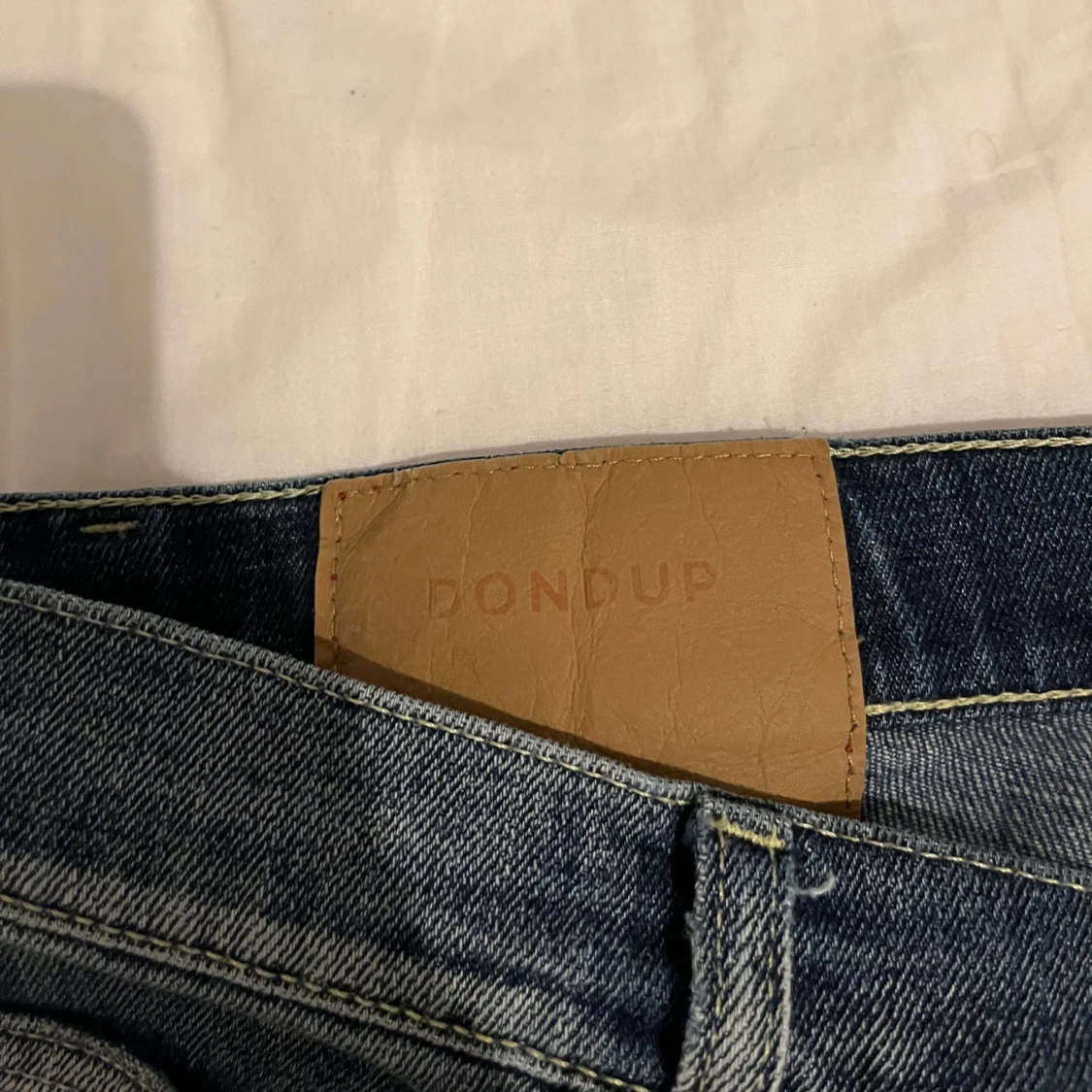 Blå jeans med slitningar - 93