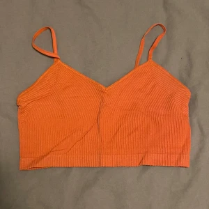 Ribbad top - Köpt på Primark. Justrerbara axelband och ett extra lager tyg på insidan