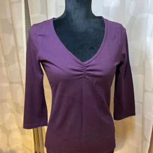 Super snygg tröja från HM - Helt ny, har aldrig kommit till användning, köpt på HM, strl 38. Obs att docka ha strl XS/S och tröjan sitten utmärkt på. 95% bomull och 5% elastan. Trekvartlånga ärmar.