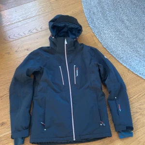 Skid/snowboardjacka från Tenson - Svart jacka från Tenson. Storlek S 