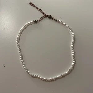 Halsband med pärlor  - Jag säljer ett halsband med pärlor. Det är i bra skick och jag säljer det för att jag aldrig använder det.❤️